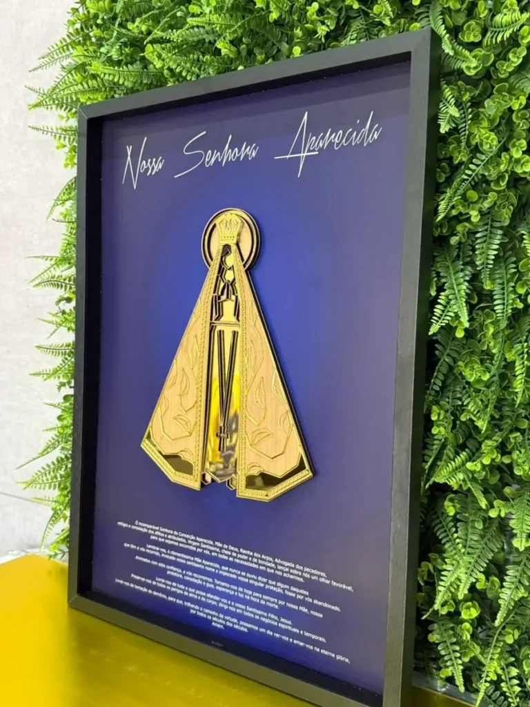 COMPRE 1 LEVE 2 - Quadro Nossa Senhora Aparecida 80x120cm — Alto Relevo Dourado com Oração | Moldura Premium