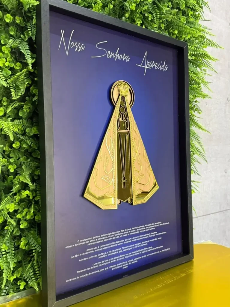 COMPRE 1 LEVE 2 - Quadro Nossa Senhora Aparecida 80x120cm — Alto Relevo Dourado com Oração | Moldura Premium