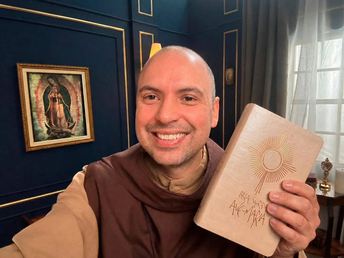 Frei Gilson com a Bíblia Sagrada Ave-Maria